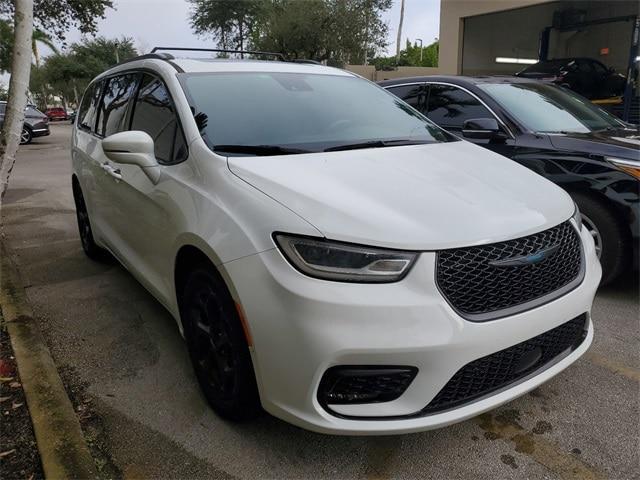 used 2021 Chrysler Pacifica Hybrid car, priced at $26,431