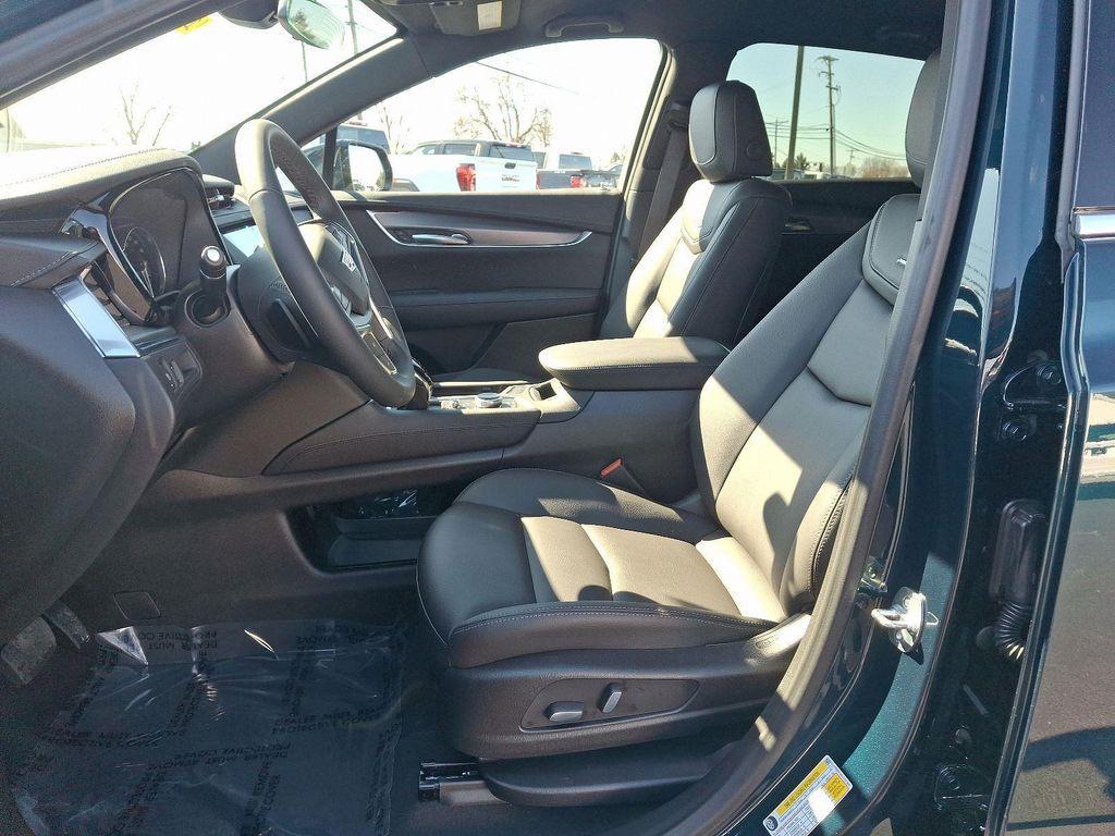 new 2025 Cadillac XT5 car, priced at $47,725