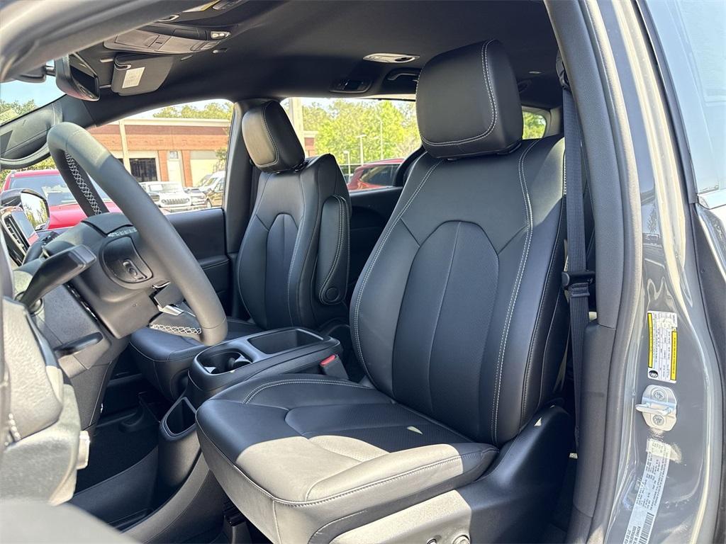 new 2025 Chrysler Pacifica car, priced at $42,876