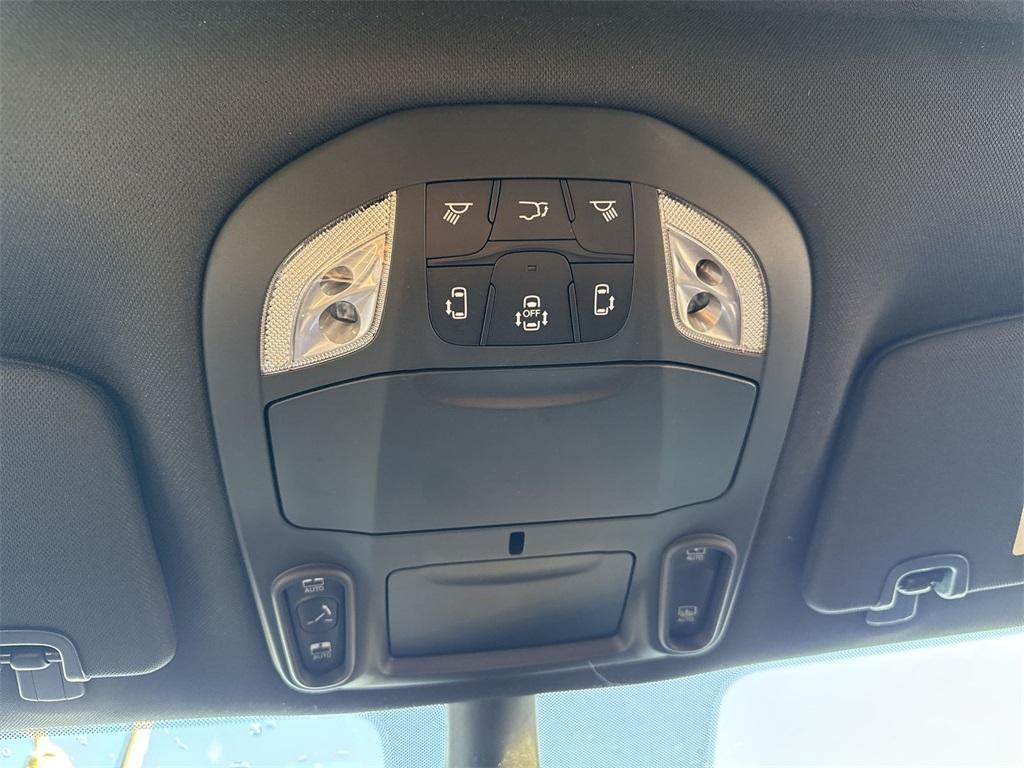 new 2025 Chrysler Pacifica Hybrid car, priced at $46,856