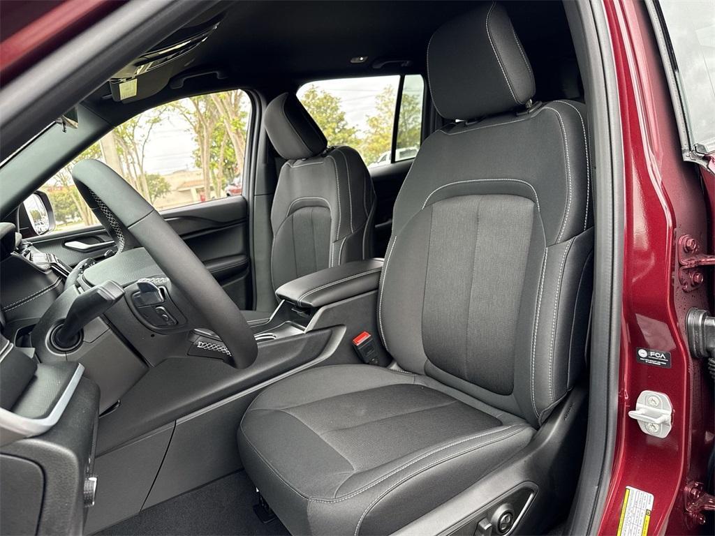 new 2025 Jeep Grand Cherokee car, priced at $37,195