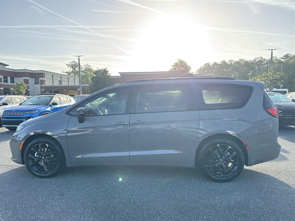 new 2025 Chrysler Pacifica car, priced at $48,677