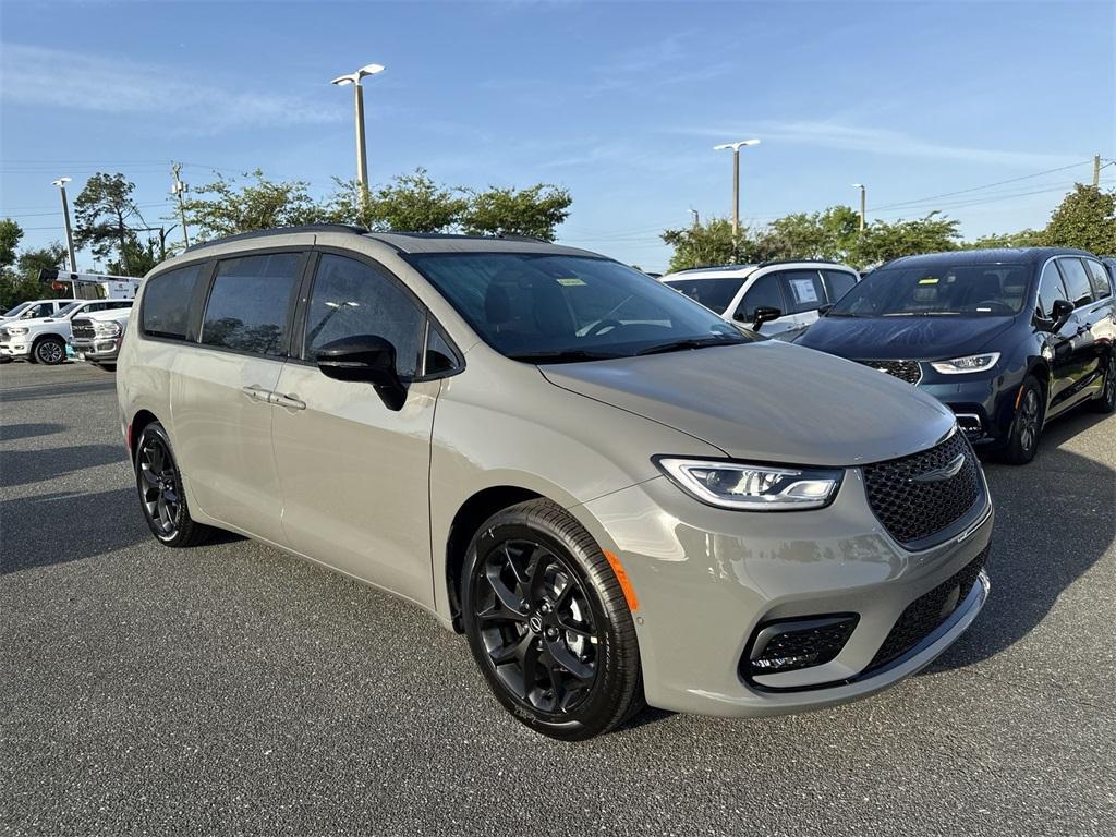 new 2025 Chrysler Pacifica car, priced at $48,611