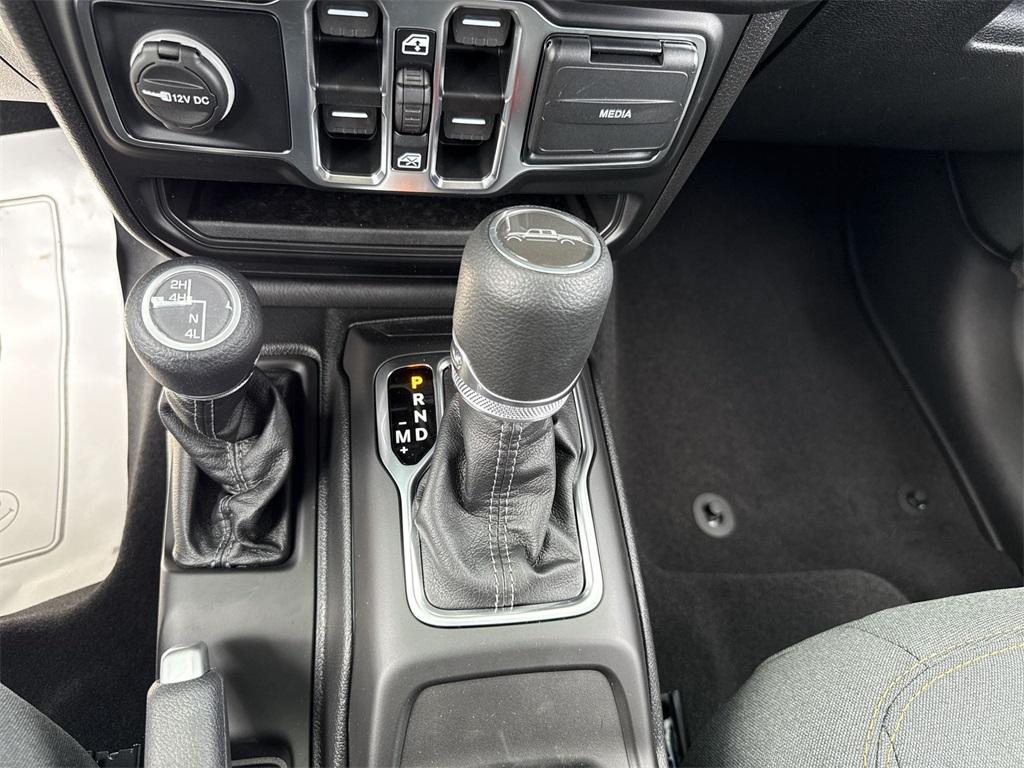 new 2025 Jeep Gladiator car, priced at $47,979