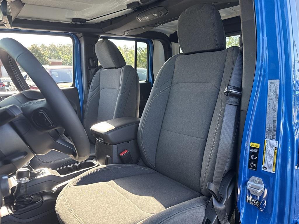 new 2025 Jeep Gladiator car, priced at $45,265