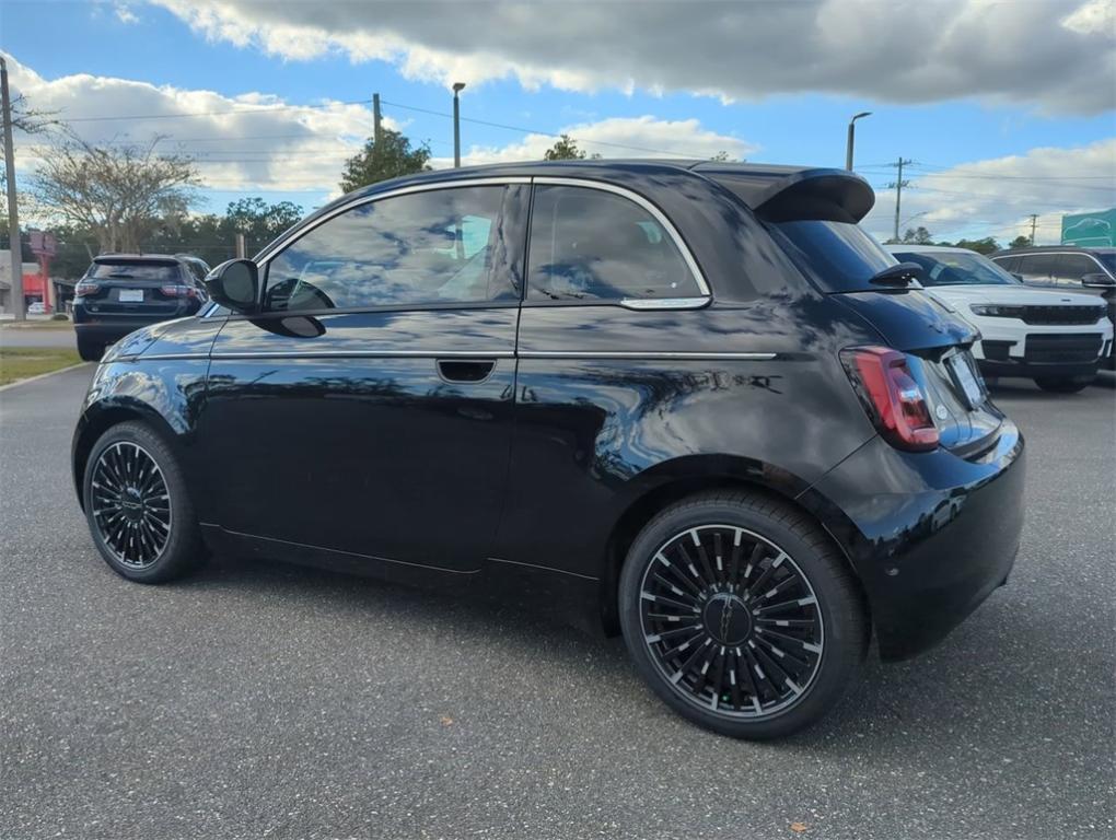 new 2024 FIAT 500e car