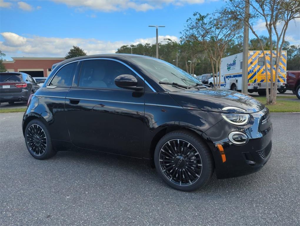 new 2024 FIAT 500e car