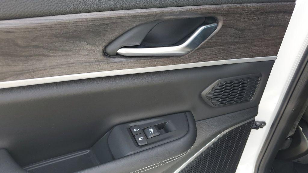 new 2025 Jeep Grand Cherokee car, priced at $50,294