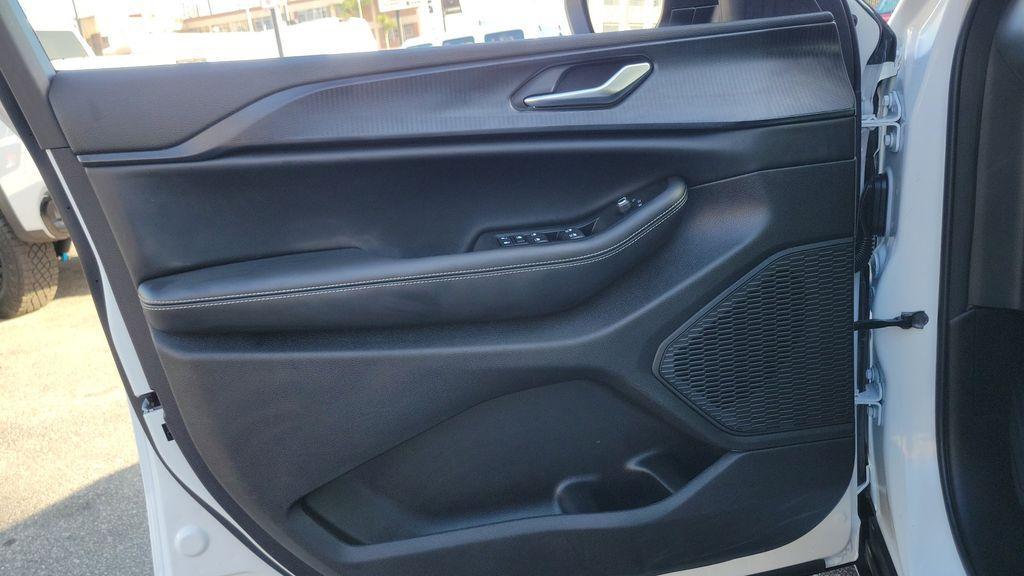 used 2025 Jeep Grand Cherokee car, priced at $32,619