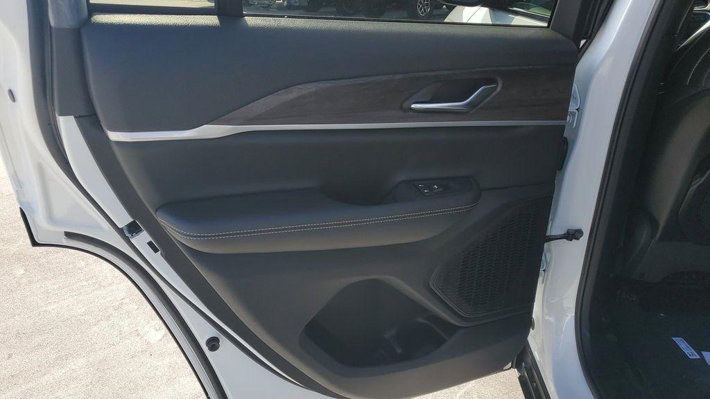 new 2025 Jeep Grand Cherokee car, priced at $50,220