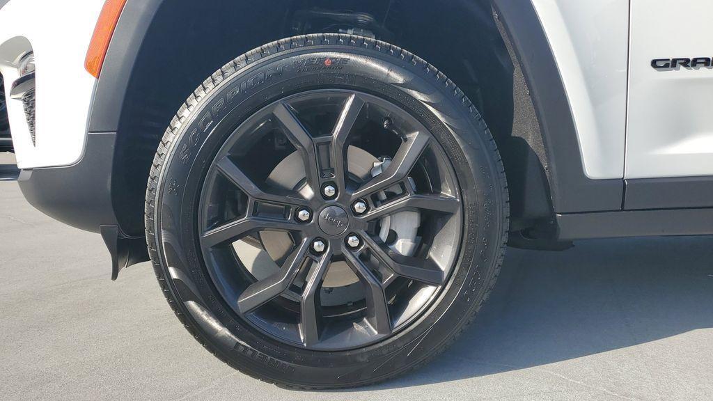 new 2025 Jeep Grand Cherokee car, priced at $50,220