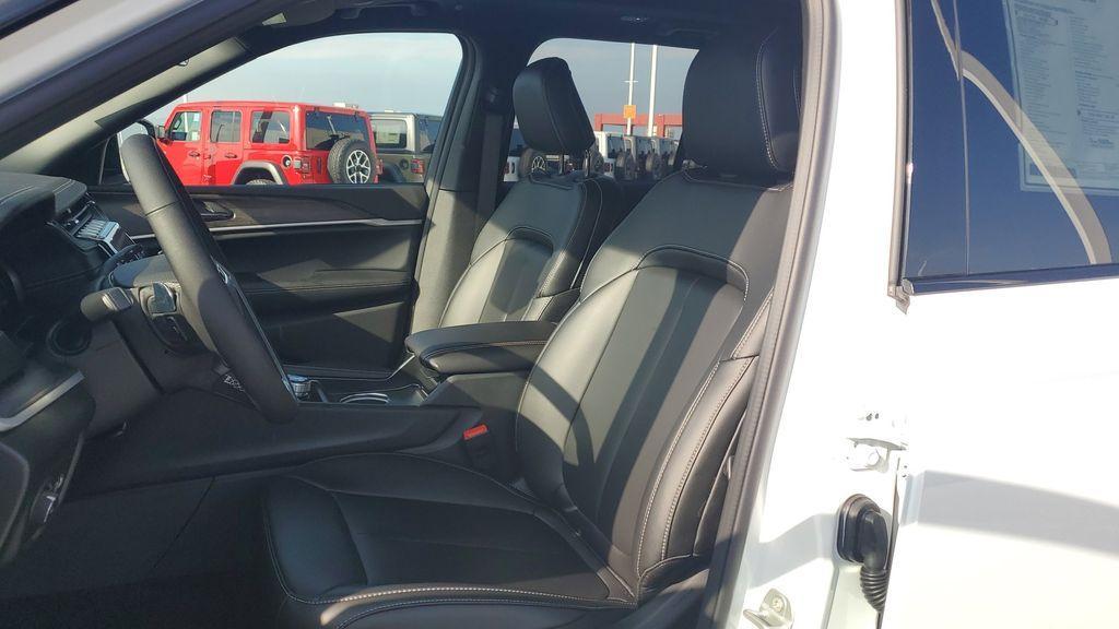 new 2025 Jeep Grand Cherokee car, priced at $50,220