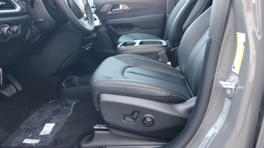 new 2025 Chrysler Pacifica car, priced at $40,995