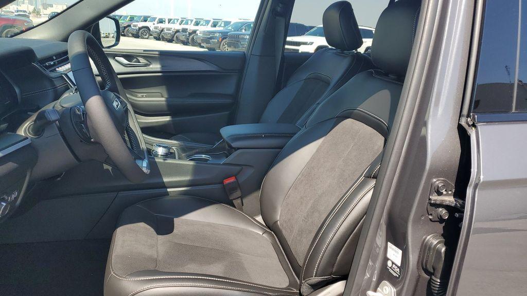 new 2025 Jeep Grand Cherokee car, priced at $41,125