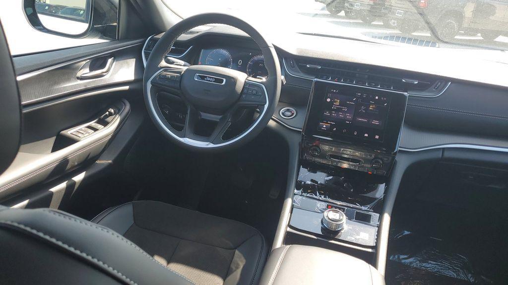 new 2025 Jeep Grand Cherokee car, priced at $45,216