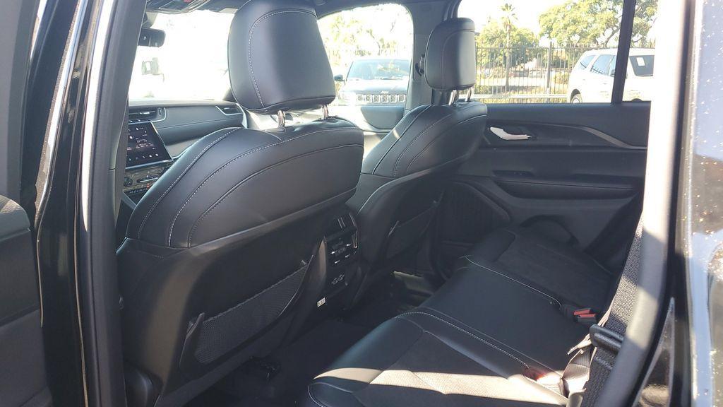 new 2025 Jeep Grand Cherokee car, priced at $41,982