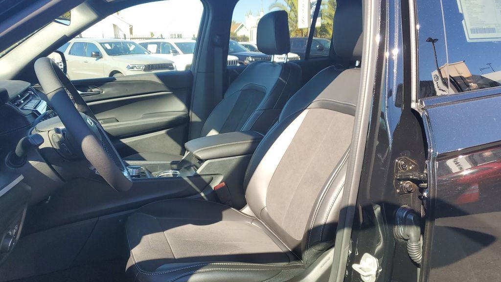 new 2025 Jeep Grand Cherokee car, priced at $41,982
