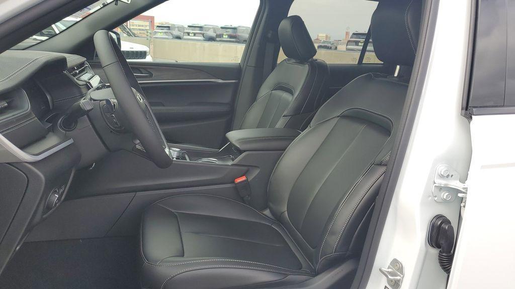 new 2025 Jeep Grand Cherokee car, priced at $50,220