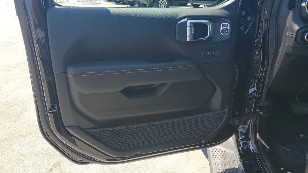 new 2025 Jeep Wrangler car, priced at $55,427