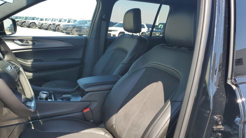 new 2025 Jeep Grand Cherokee car, priced at $39,587