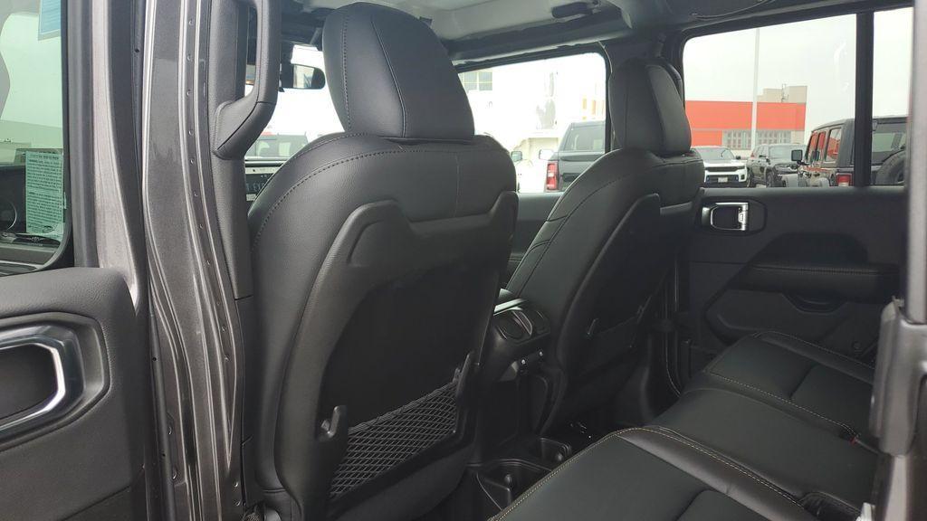 new 2025 Jeep Gladiator car, priced at $44,877