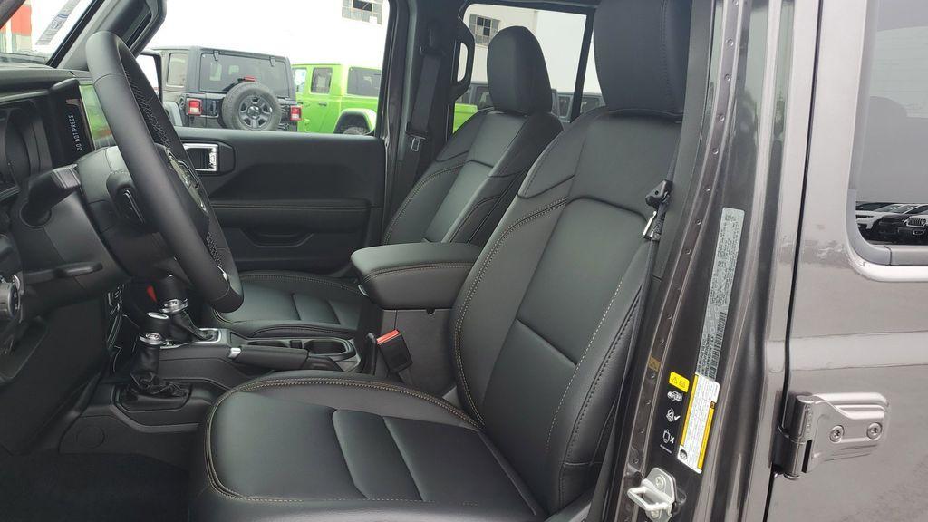 new 2025 Jeep Gladiator car, priced at $44,877