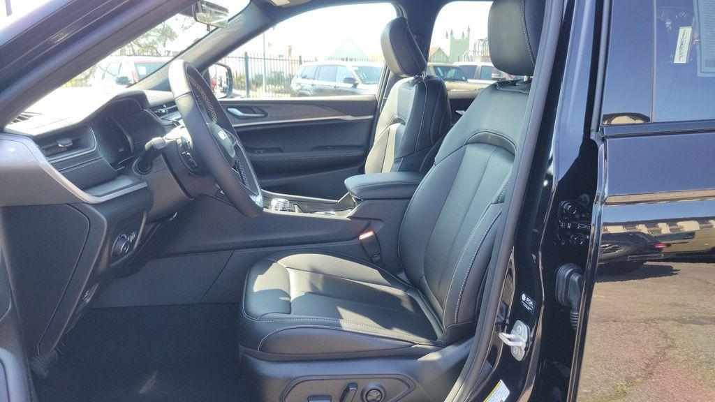 new 2025 Jeep Grand Cherokee car, priced at $49,121
