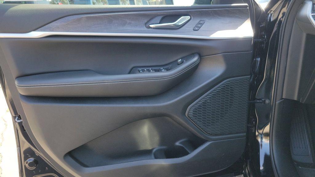 new 2025 Jeep Grand Cherokee car, priced at $49,121