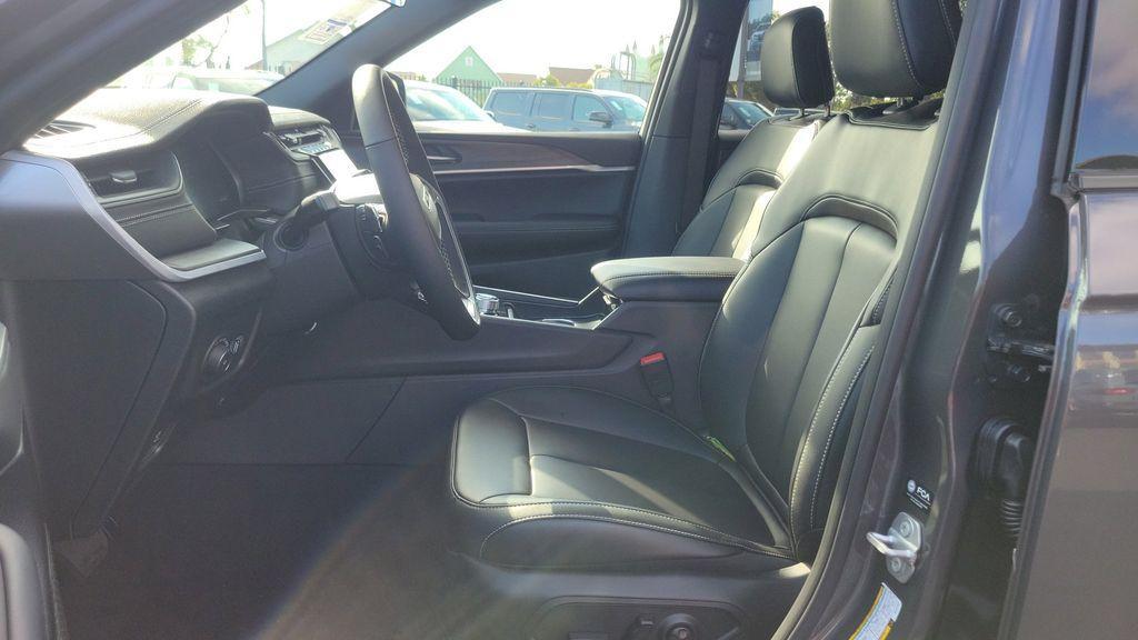 new 2025 Jeep Grand Cherokee car, priced at $49,121