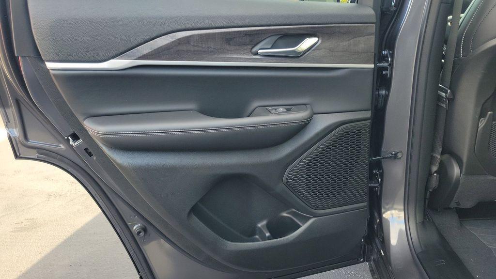new 2025 Jeep Grand Cherokee car, priced at $49,121