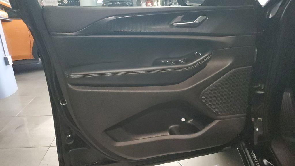 used 2025 Jeep Grand Cherokee car, priced at $33,919