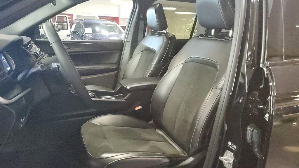 used 2025 Jeep Grand Cherokee car, priced at $33,919