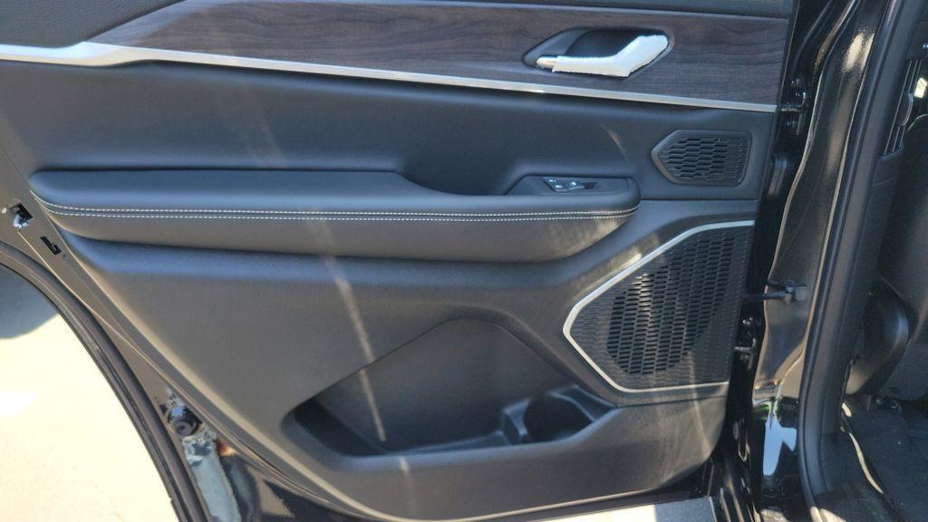 new 2025 Jeep Grand Cherokee L car, priced at $50,172