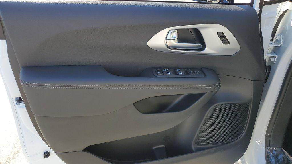 new 2025 Chrysler Pacifica car, priced at $46,995