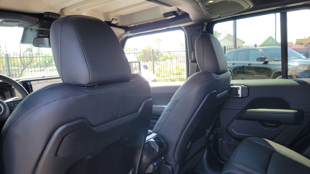new 2025 Jeep Gladiator car, priced at $48,065