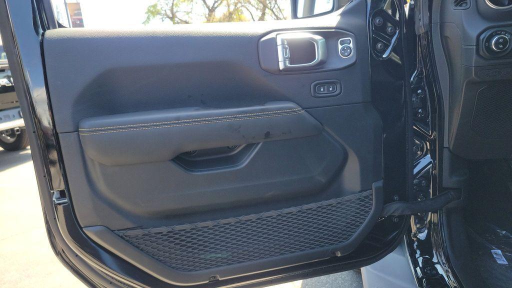 new 2025 Jeep Gladiator car, priced at $48,065
