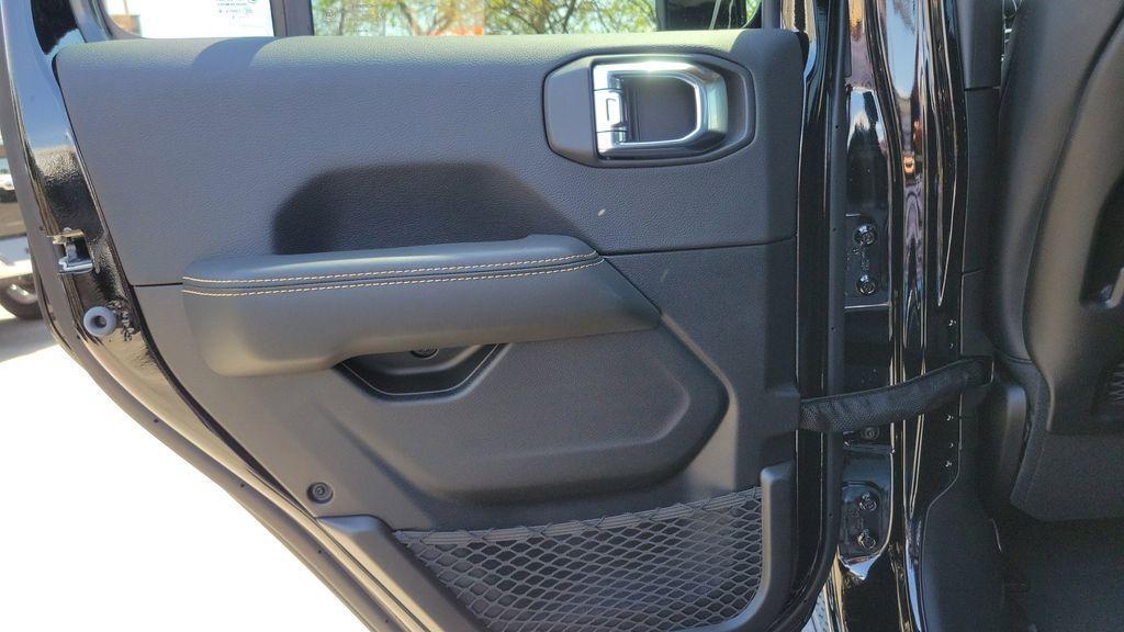 new 2025 Jeep Gladiator car, priced at $48,065