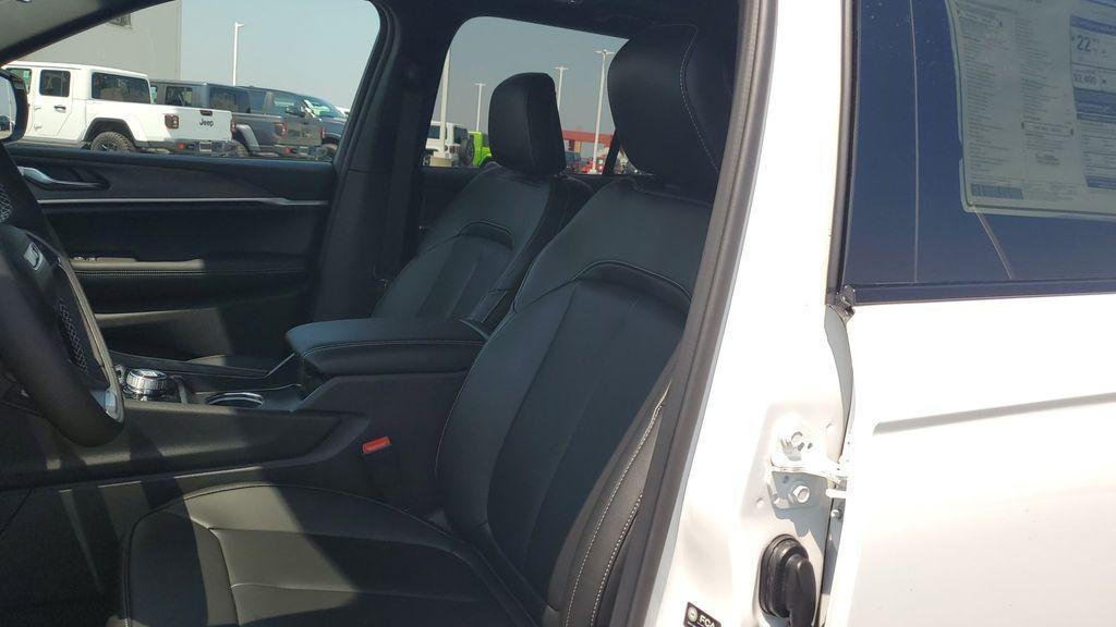 new 2025 Jeep Grand Cherokee car, priced at $50,294
