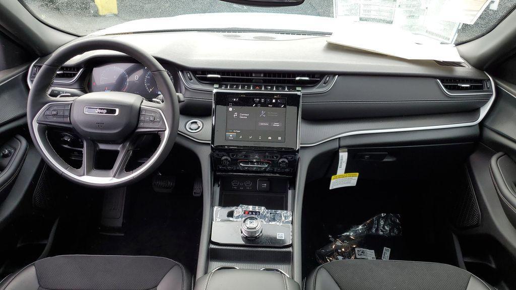 new 2024 Jeep Grand Cherokee car, priced at $37,995
