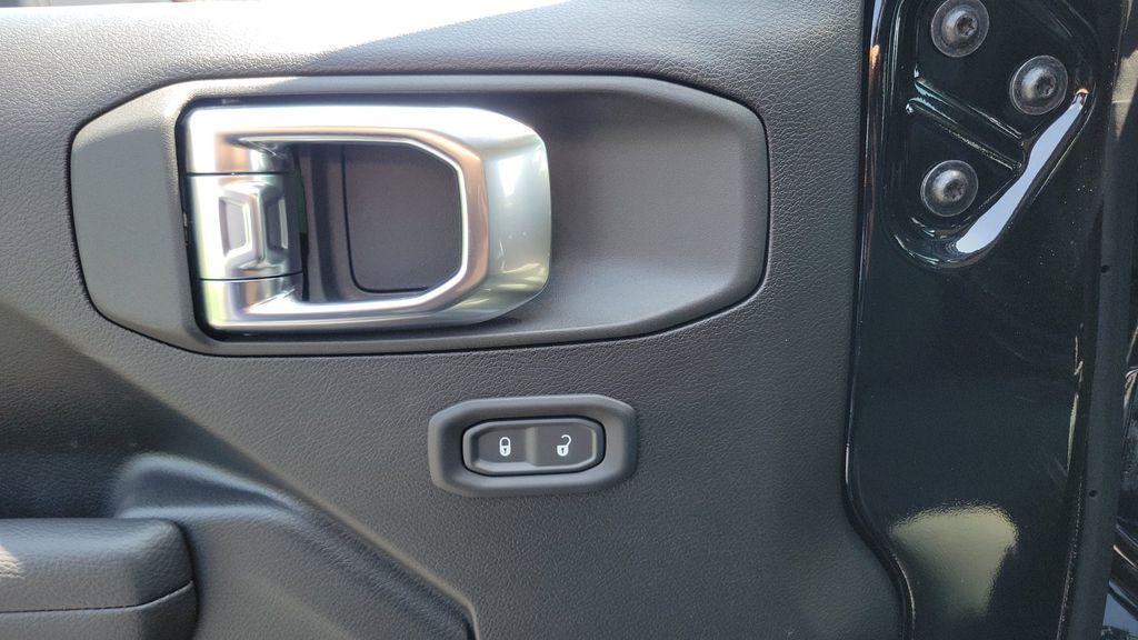 new 2025 Jeep Wrangler car, priced at $40,040