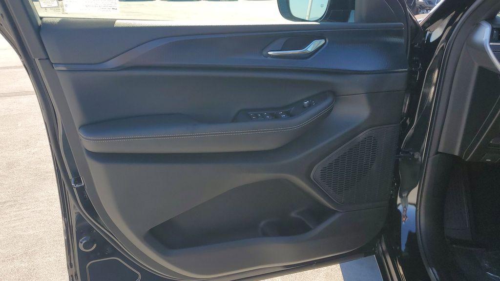 new 2025 Jeep Grand Cherokee car, priced at $43,858