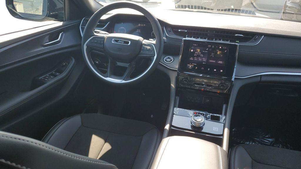 new 2025 Jeep Grand Cherokee car, priced at $41,002