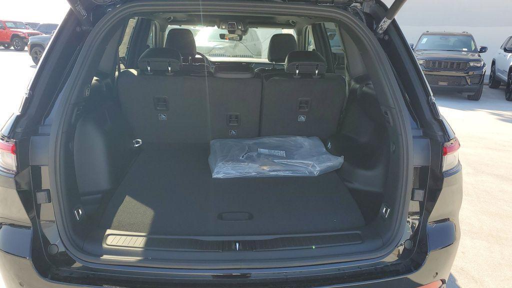 new 2025 Jeep Grand Cherokee car, priced at $41,002