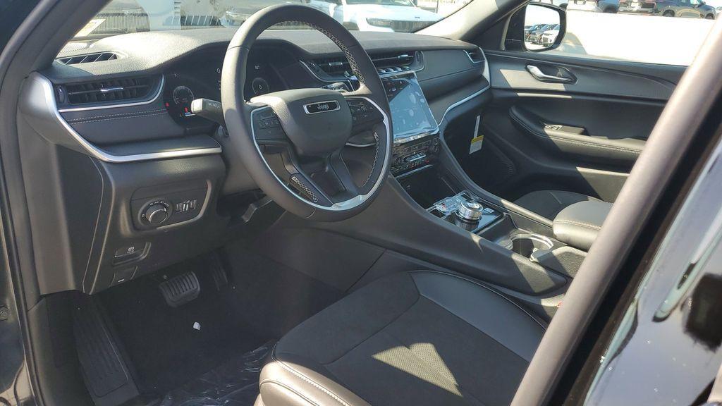 new 2025 Jeep Grand Cherokee car, priced at $41,002