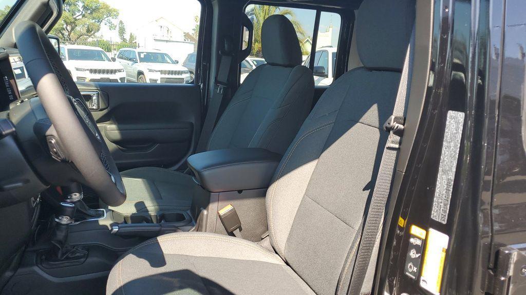 new 2025 Jeep Wrangler car