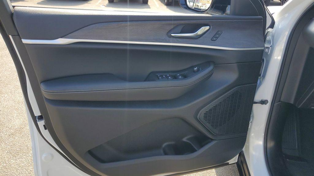 new 2025 Jeep Grand Cherokee car, priced at $48,526