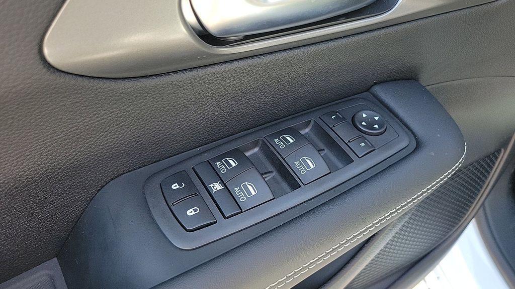 new 2025 Chrysler Pacifica car, priced at $40,995