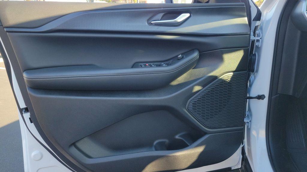 new 2025 Jeep Grand Cherokee car, priced at $35,995