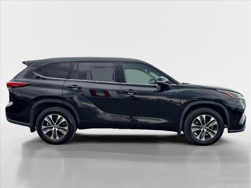 used 2022 Toyota Highlander car, priced at $35,442