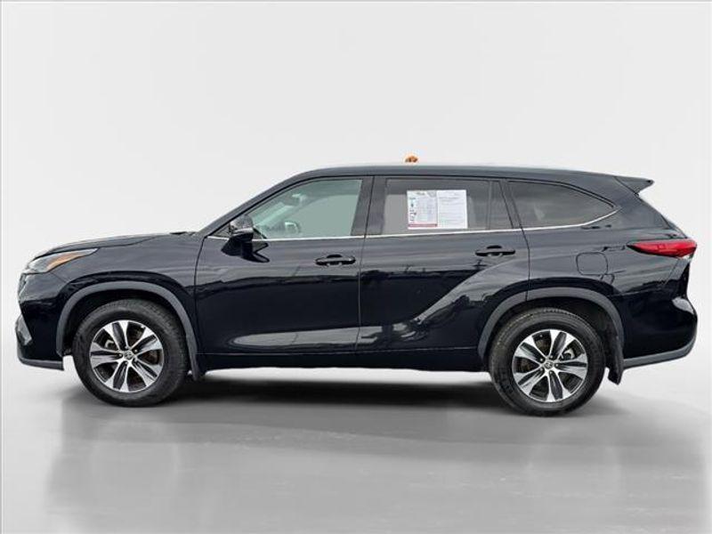 used 2022 Toyota Highlander car, priced at $35,442